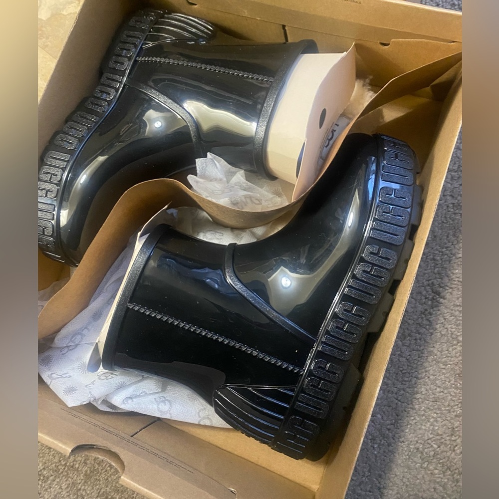**BRAND NEW** Black size:5 Ugg Brizlita Rain-boots in ORIGINAL PACKAGING